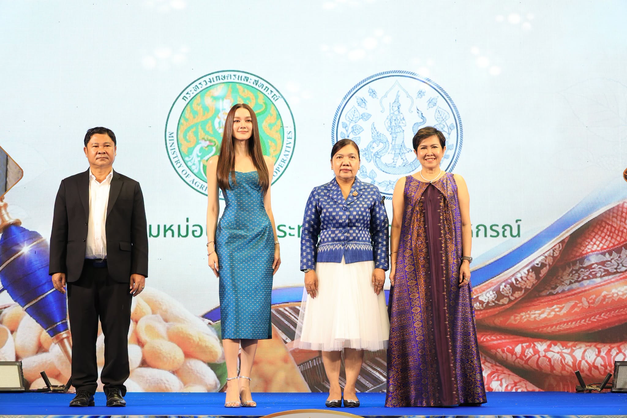 title - ส.ป.ก. ร่วมเป็นเกียรติในพิธีเปิดงานโครงการประชาสัมพันธ์และส่งเสริมการจำหน่ายผ้าไหมและผลิตภัณฑ์หม่อนไหมสัญจร ณ กรุงเทพมหานครและจังหวัดนนทบุรี ครั้งที่ 2